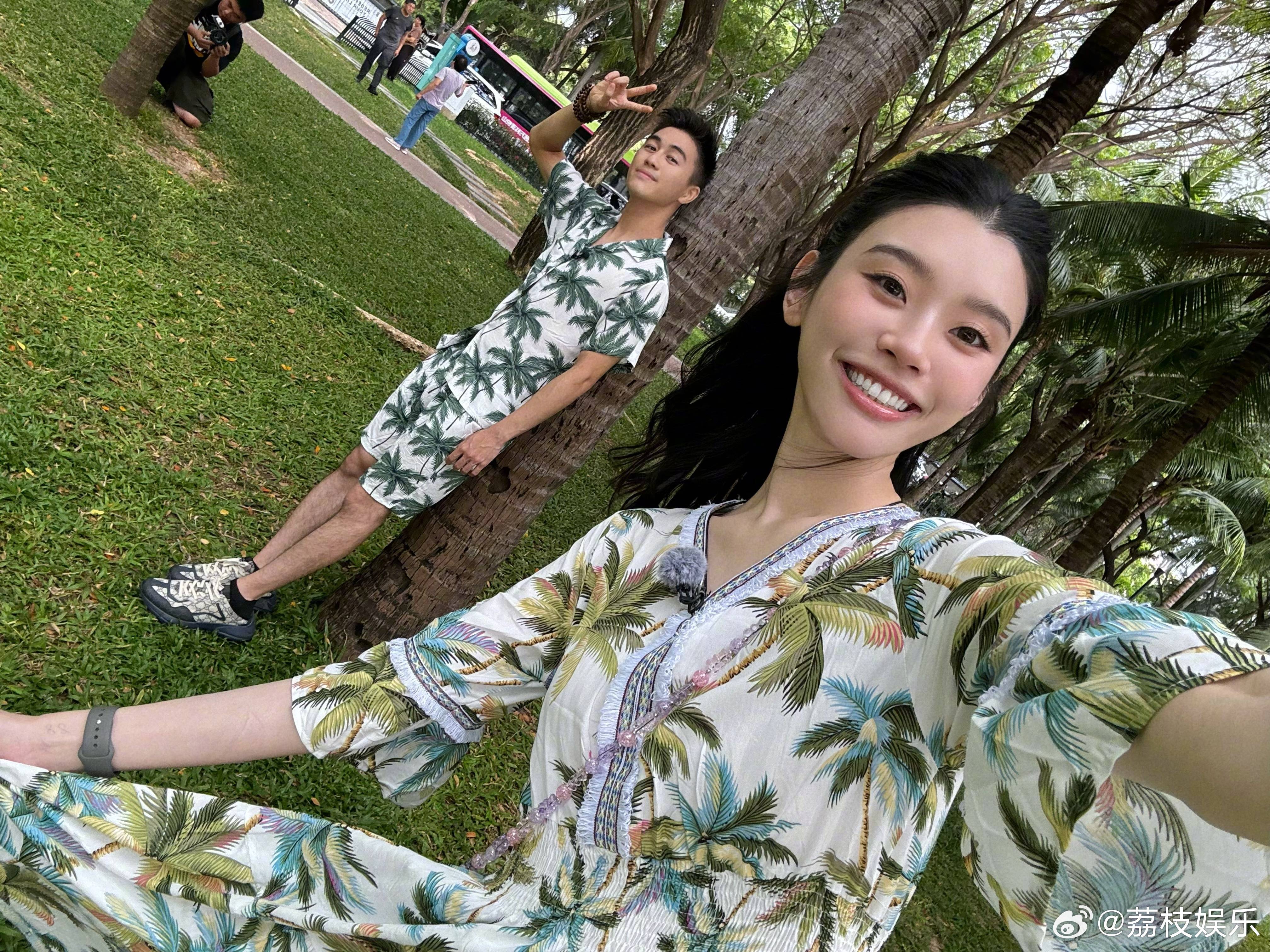 奚梦瑶何猷君婚礼伴手礼奚梦瑶何猷君6月1日举行婚礼 媒体陆续收到了这对新人的婚礼