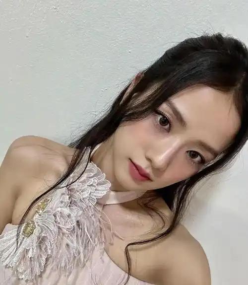 受众群体是女性的话，穿衣风格就要按照女生的喜好来。
 
众所周知，不管男爱豆女爱