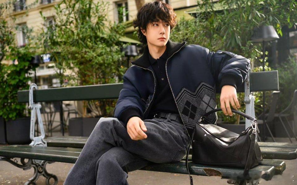 王一博巴黎街头的LOEWE 2026早春新装最新大片 卷毛简直是个天菜来的吧 