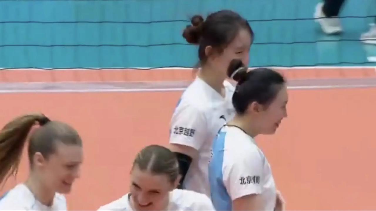 女排超级联赛季后赛C组（15轮），北京女排vs天津女排第二局局末23平胶着时，国