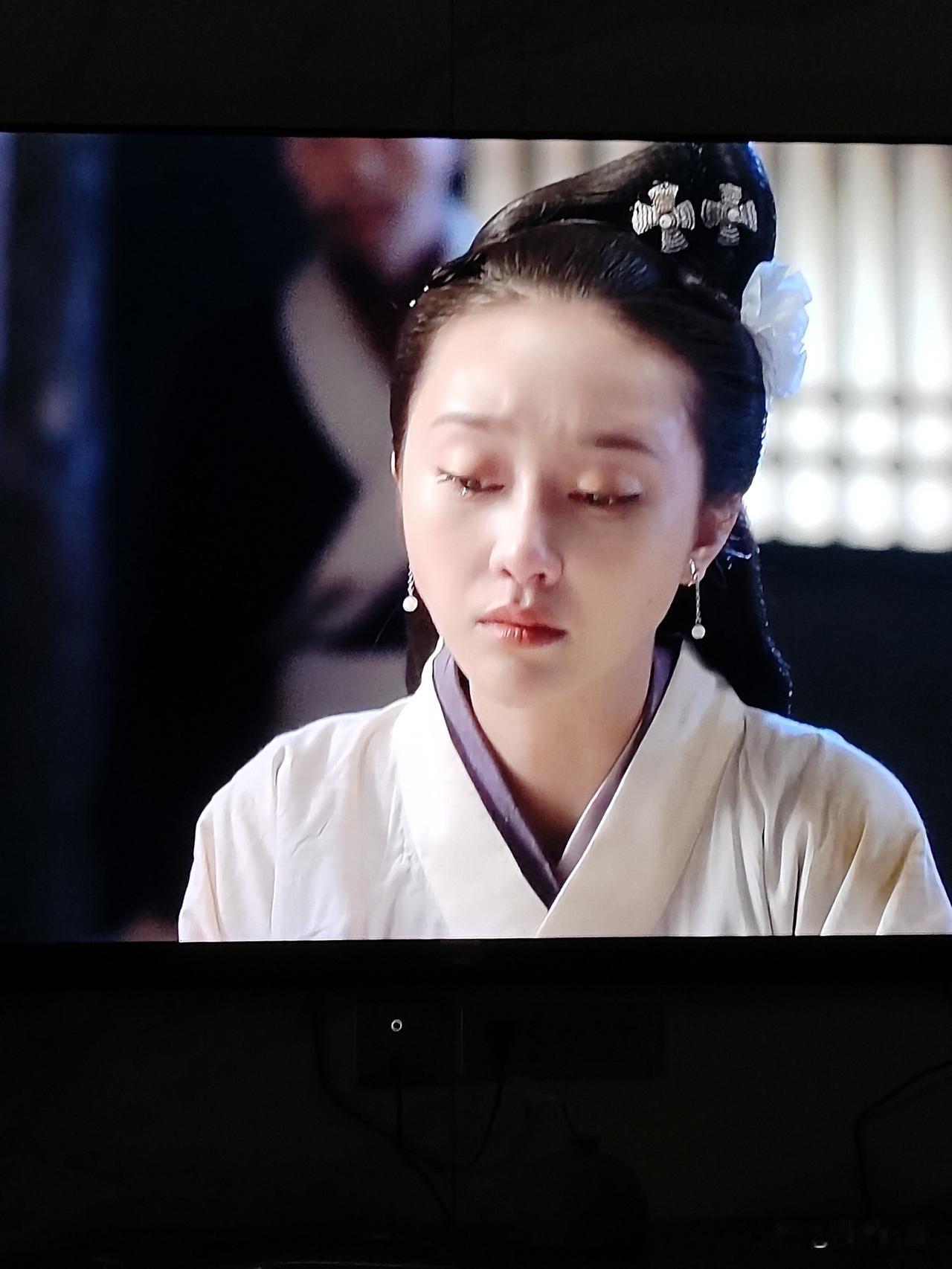 古装美人泪眼婆娑，穿越时空的动人瞬间