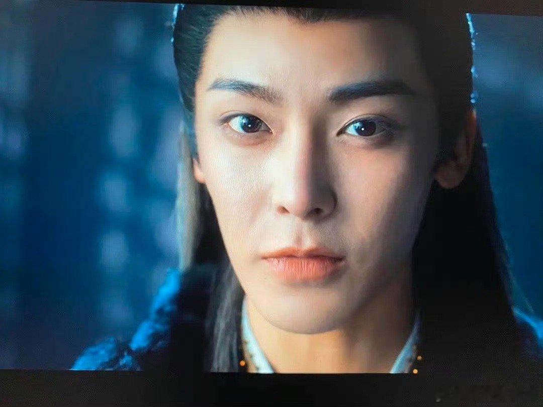 侯明昊咋变样了？看起来怪怪的 ​​​