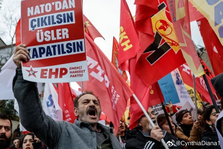 照片：伊斯坦布尔美国领事馆外的反战集会图1 反战集会上的标语写着：“工人团结万岁