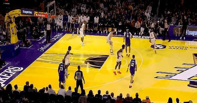 此前许多球迷说詹姆斯
 

压哨三分！谁说詹姆斯不会打无球的？
 

之前那么多