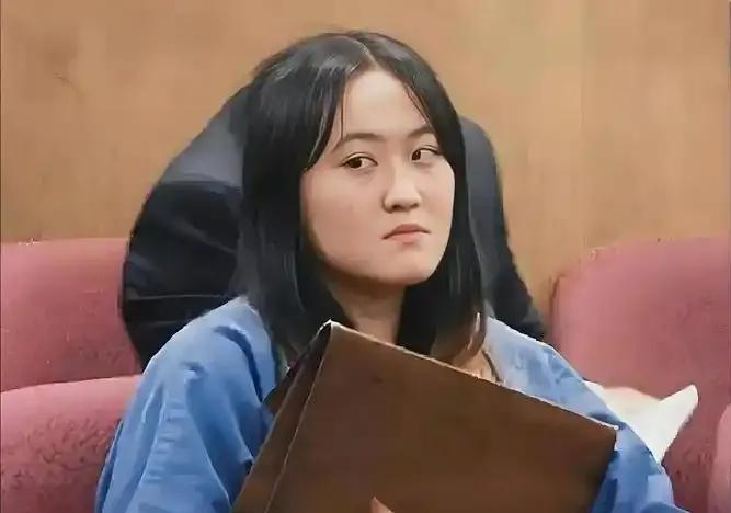 2015年，曾拿烟头烫同学、扇耳光的赴美女留学生翟云瑶在法庭上咆哮：“能不能快点