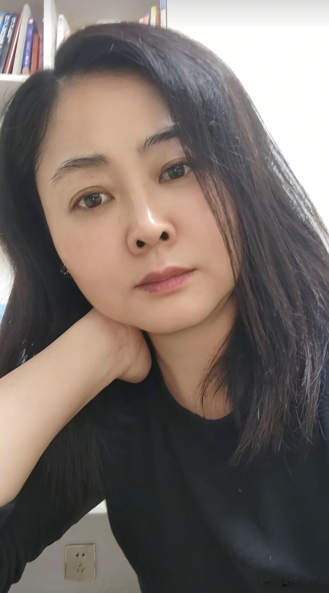 我的妈妈。无论是素颜还是美颜或者AI都是一位年轻漂亮的中年少女，无论走到哪都有人