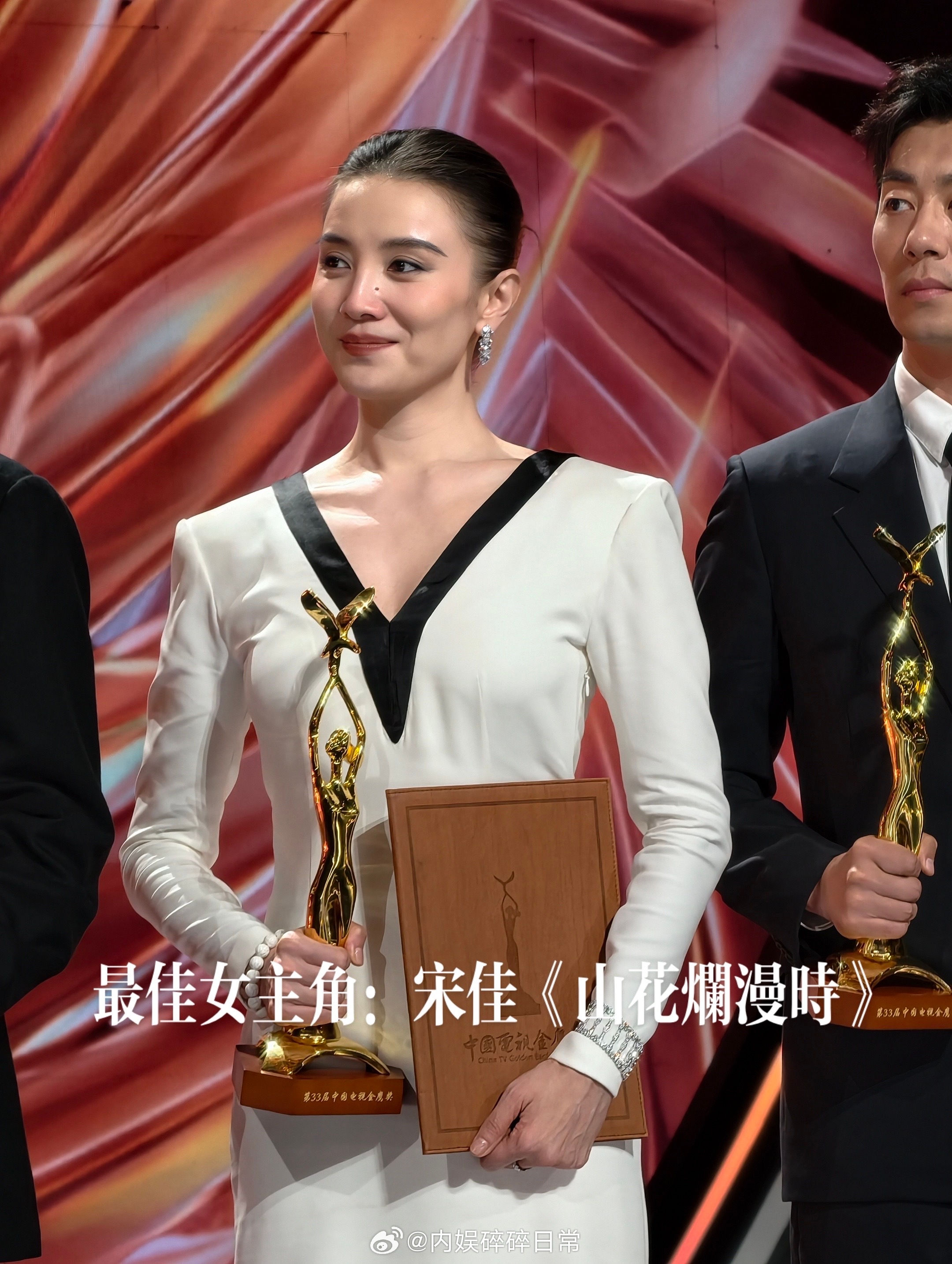 金鹰奖获奖名单后台每个人虽然疲惫，但是看得出来都状态很好。红气养人不是白讲的。转
