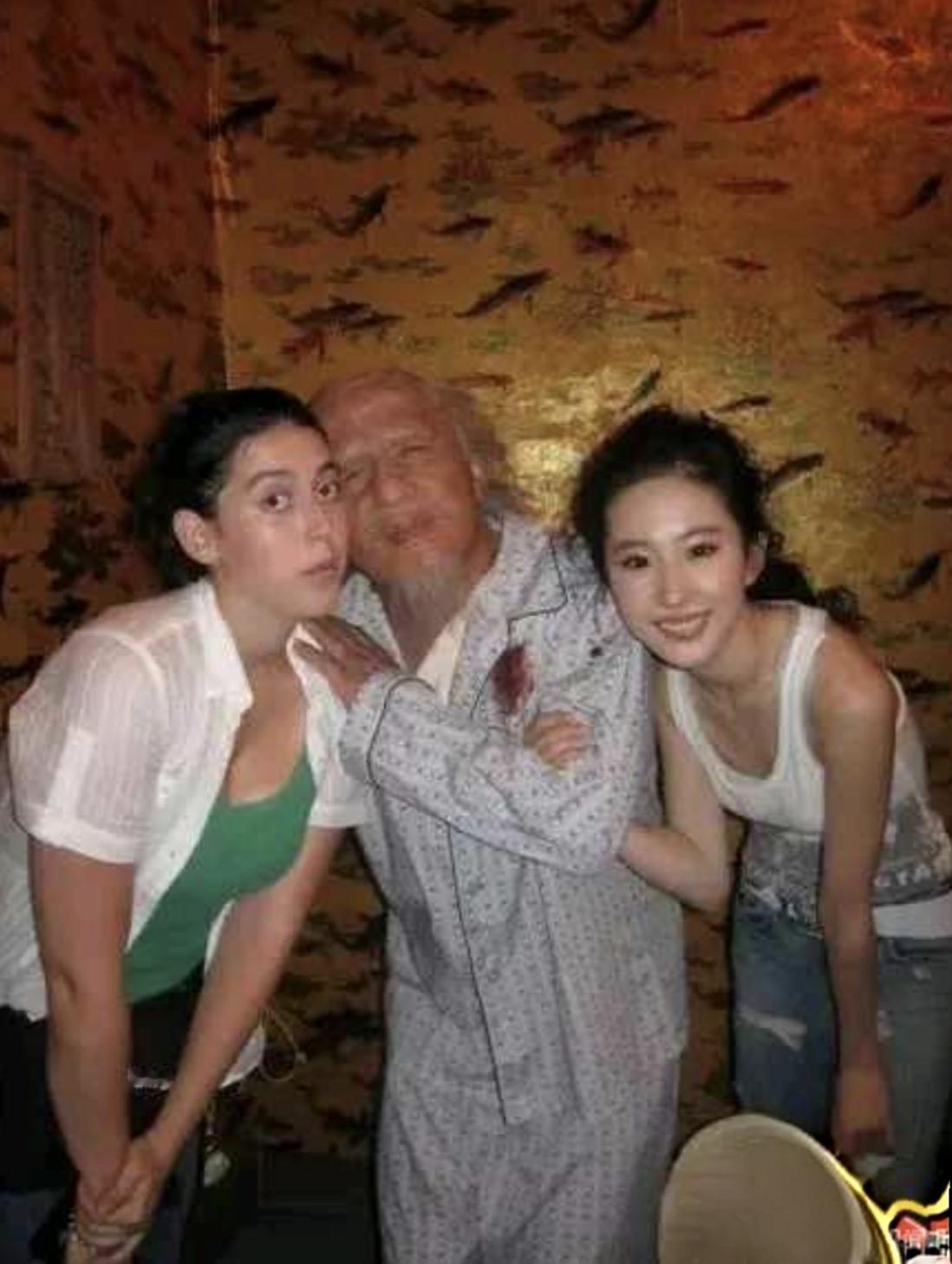 这是什么恐怖片，左边的女孩都吓晕了，刘亦菲竟然笑的这么嗨，中间的魔鬼是谁？有没有