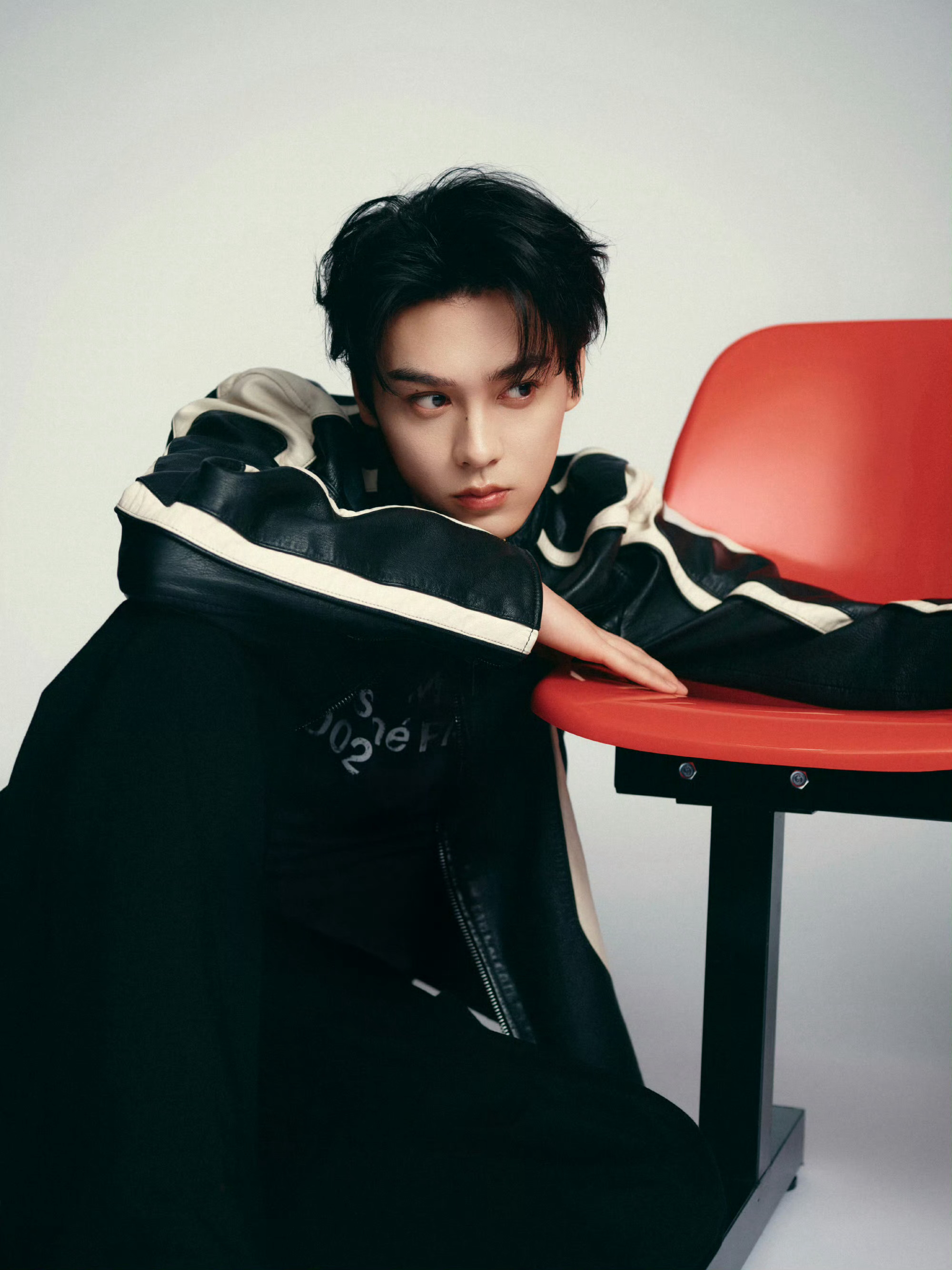 田栩宁 今日品牌直播造型，身着DIESEL皮夹克出镜，LV配饰点缀其间，简约利落