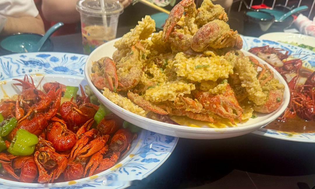 四个人点了四份龙虾八个菜 撑死我了