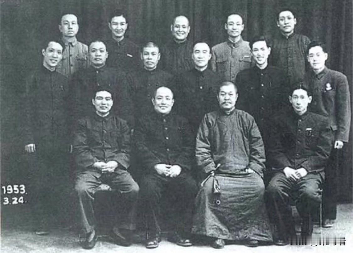 这张照片拍摄于1953年3月24日，是京津两地相声名家在天津演出后留下的珍贵合影