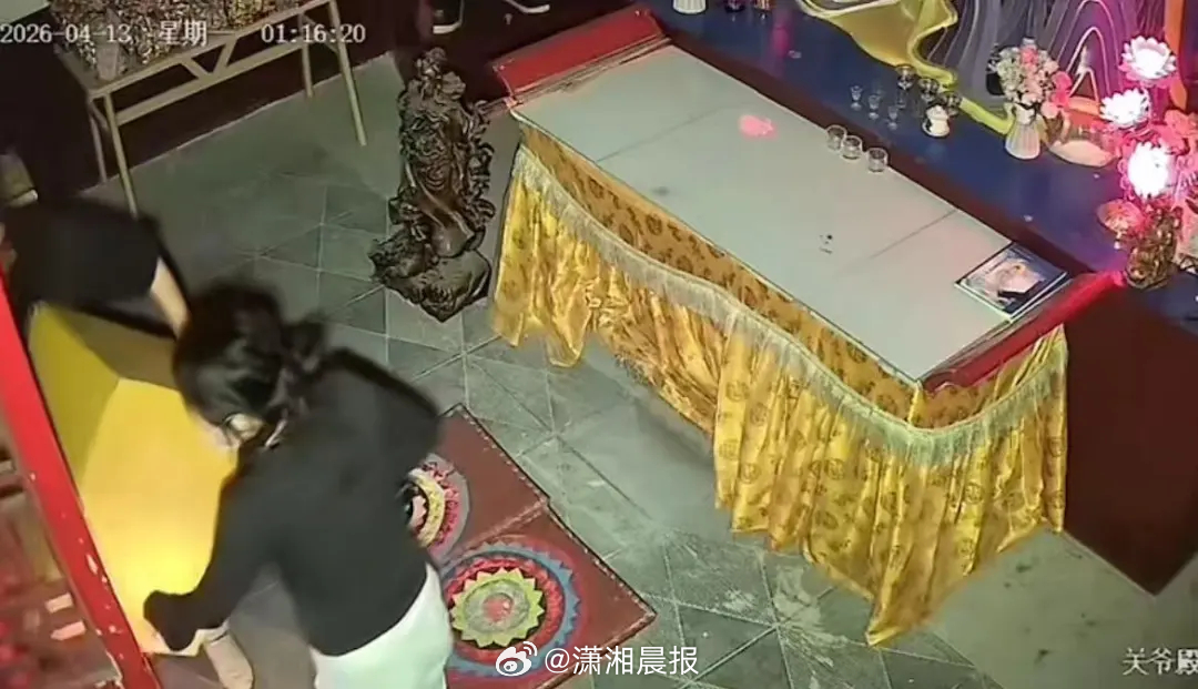 【河北邯郸一#寺院功德箱凌晨被2人搬走#，#警方回应寺院功德箱凌晨被搬走#：已介