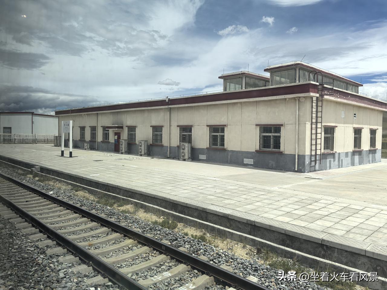 青藏铁路上不仅有个羊八井站，还有个羊八林站，下面的几张图片就是我乘坐青藏铁路的列