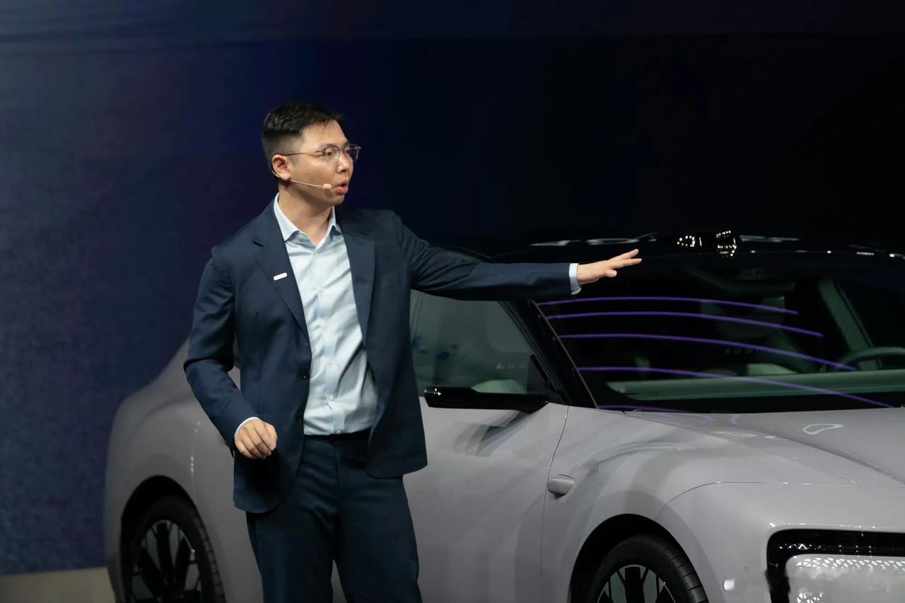 2025成都车展上，上汽奥迪营销事业部总经理谢施奇回应字母标奥迪品牌的发展。他表