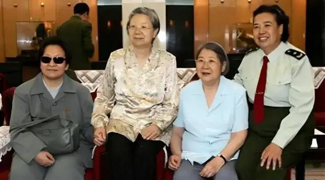 🙏请停留几秒，为伟人点个赞送朵花💐
《毛主席的好女儿》
毛主席的光辉，照亮中