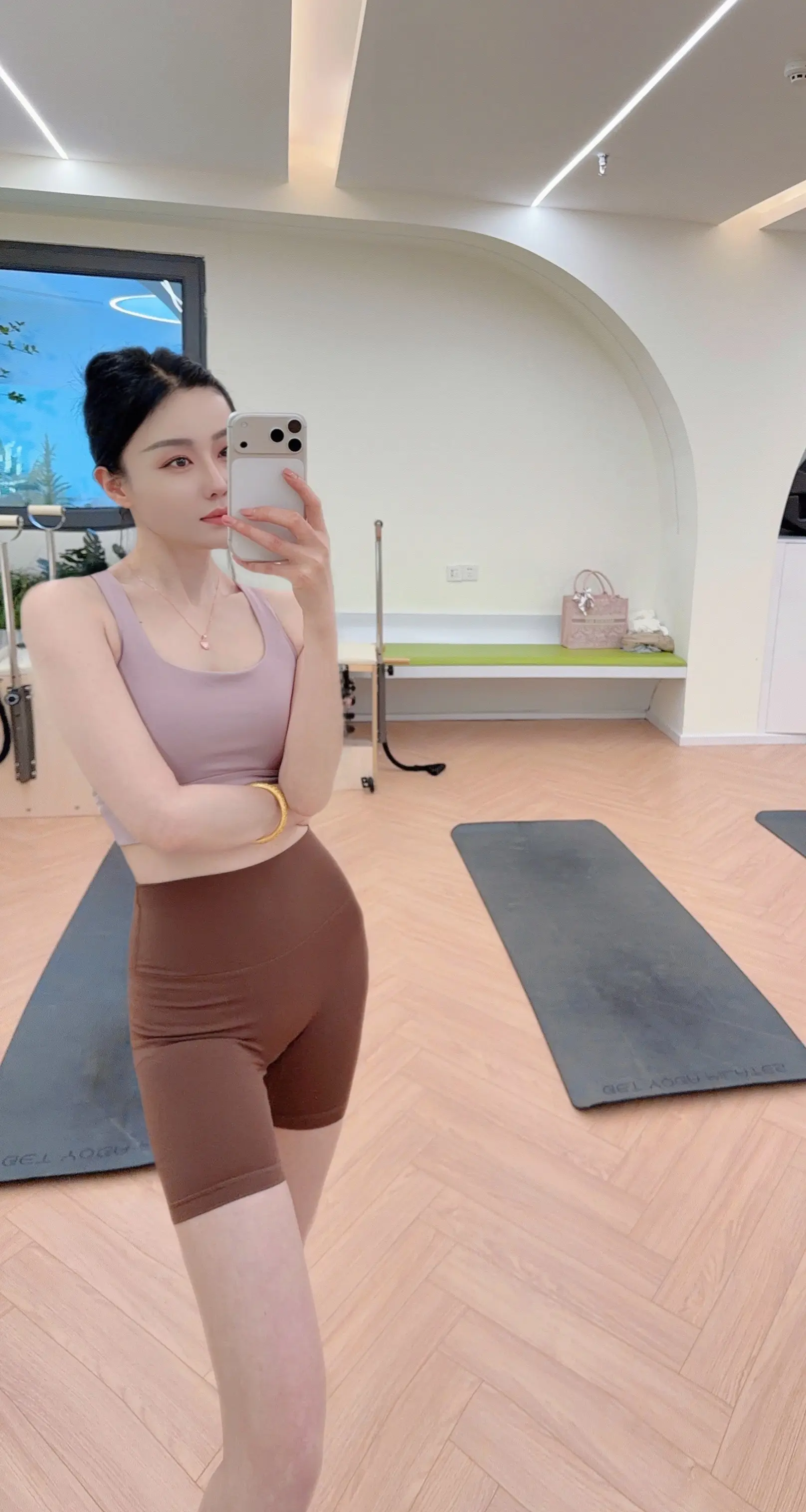 女人最无声的炫耀保持一成不变的身材，把努力当成一种习惯 把积极性提一提...