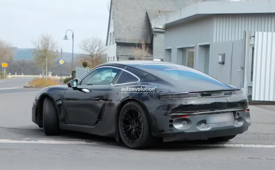 保时捷 718 Cayman 电动原型车现身纽北测试。这个姿态确实够帅的，从图片