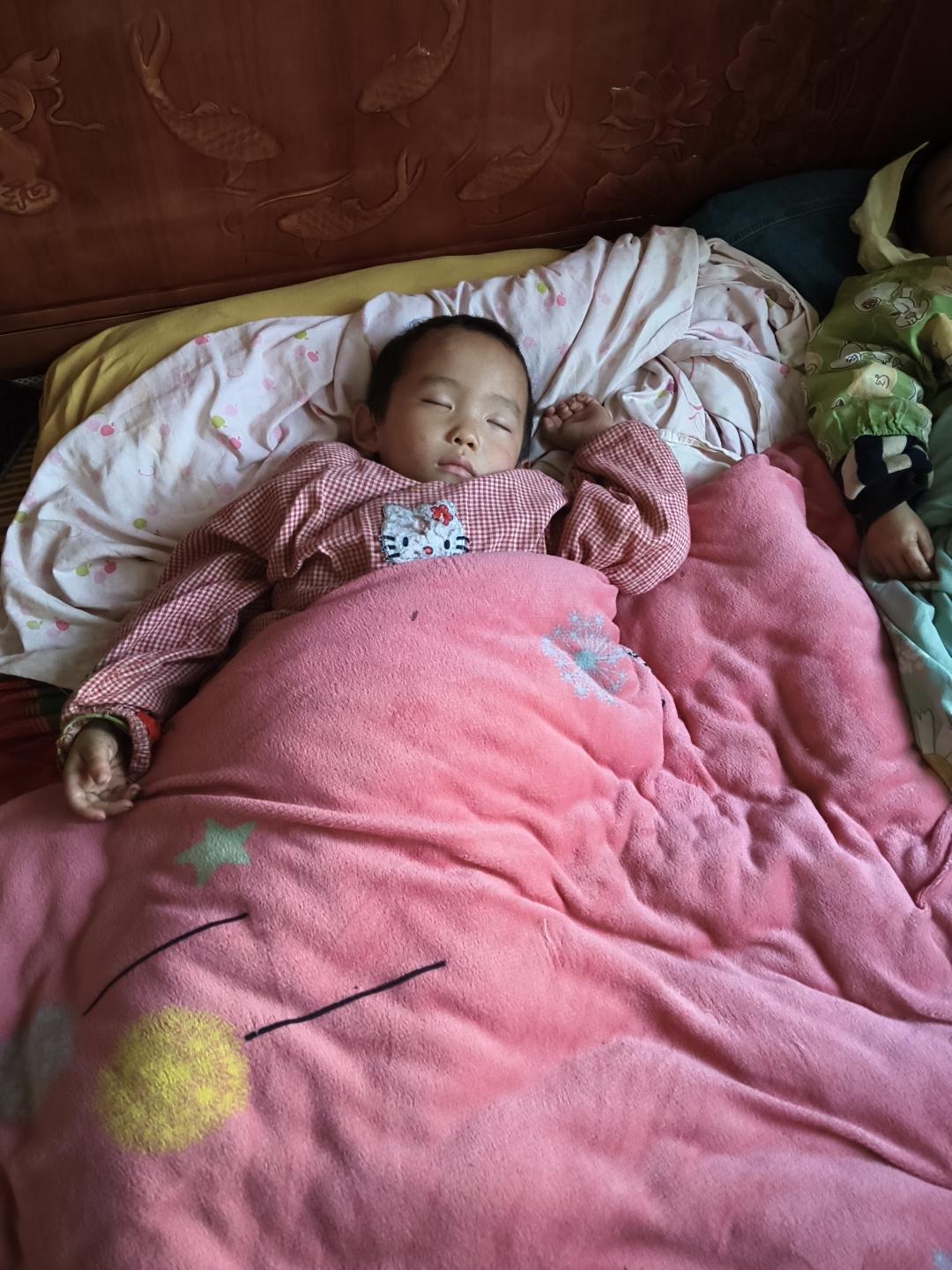 三岁半的男宝宝，现在下午两点40多总算睡着了。上午两个人吵吵闹闹很久，又吵着说吃