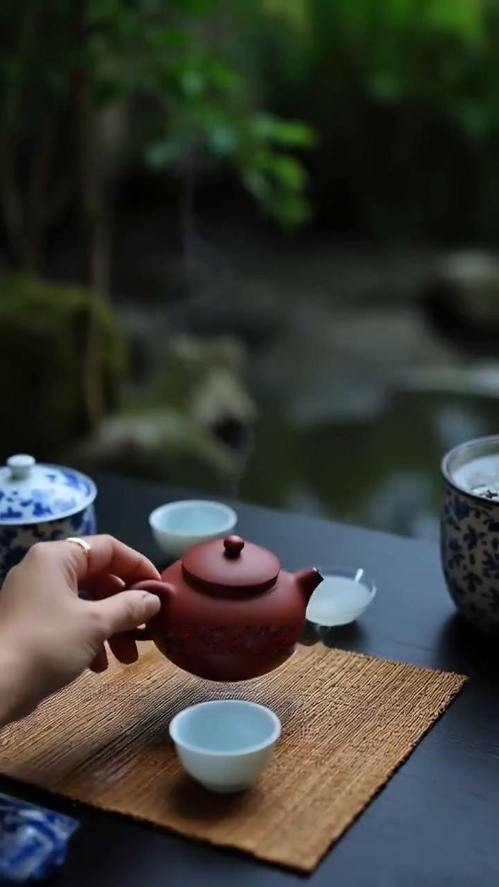 真正的觉醒不在深山古寺，而在结火于尽处。当灵魂碎而重塑，眉目间便沉淀出成名，使得