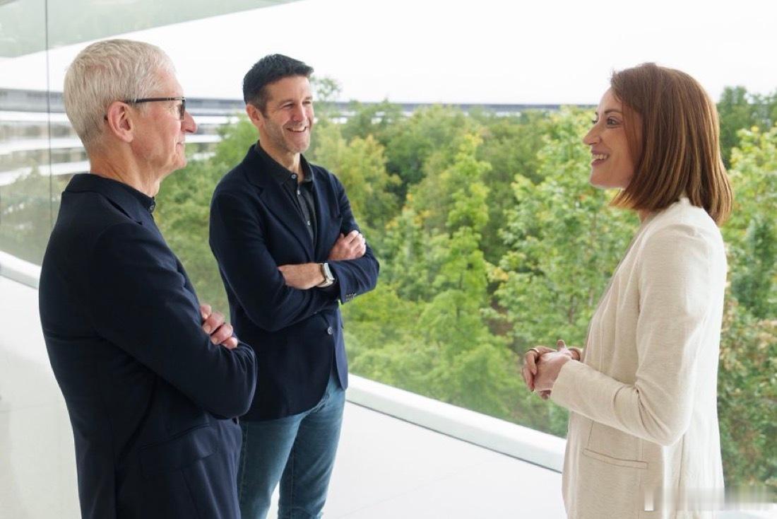 Tim Cook和John Ternus穿着一模一样出现在Apple Park…