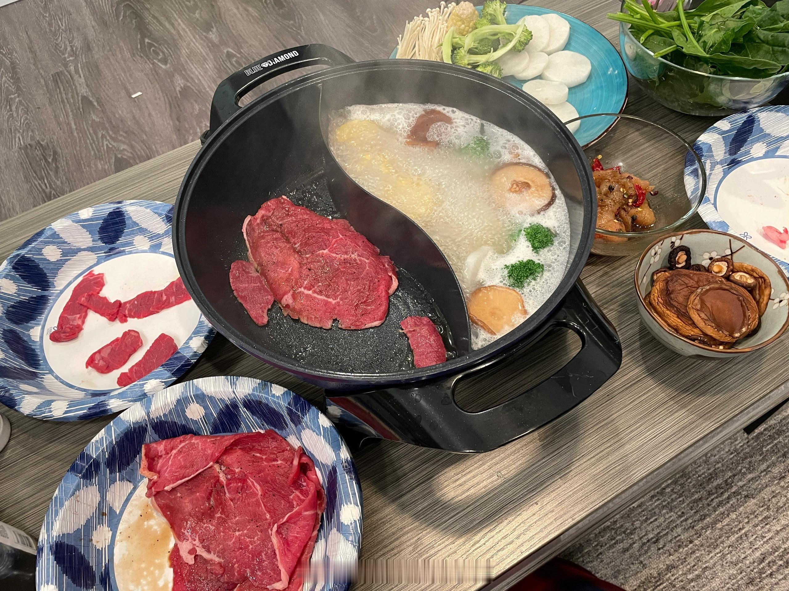 发现了鸳鸯锅的新用法🍲一边火锅一边烤肉不要小瞧一个吃货的创造力兴趣稀引力计划生
