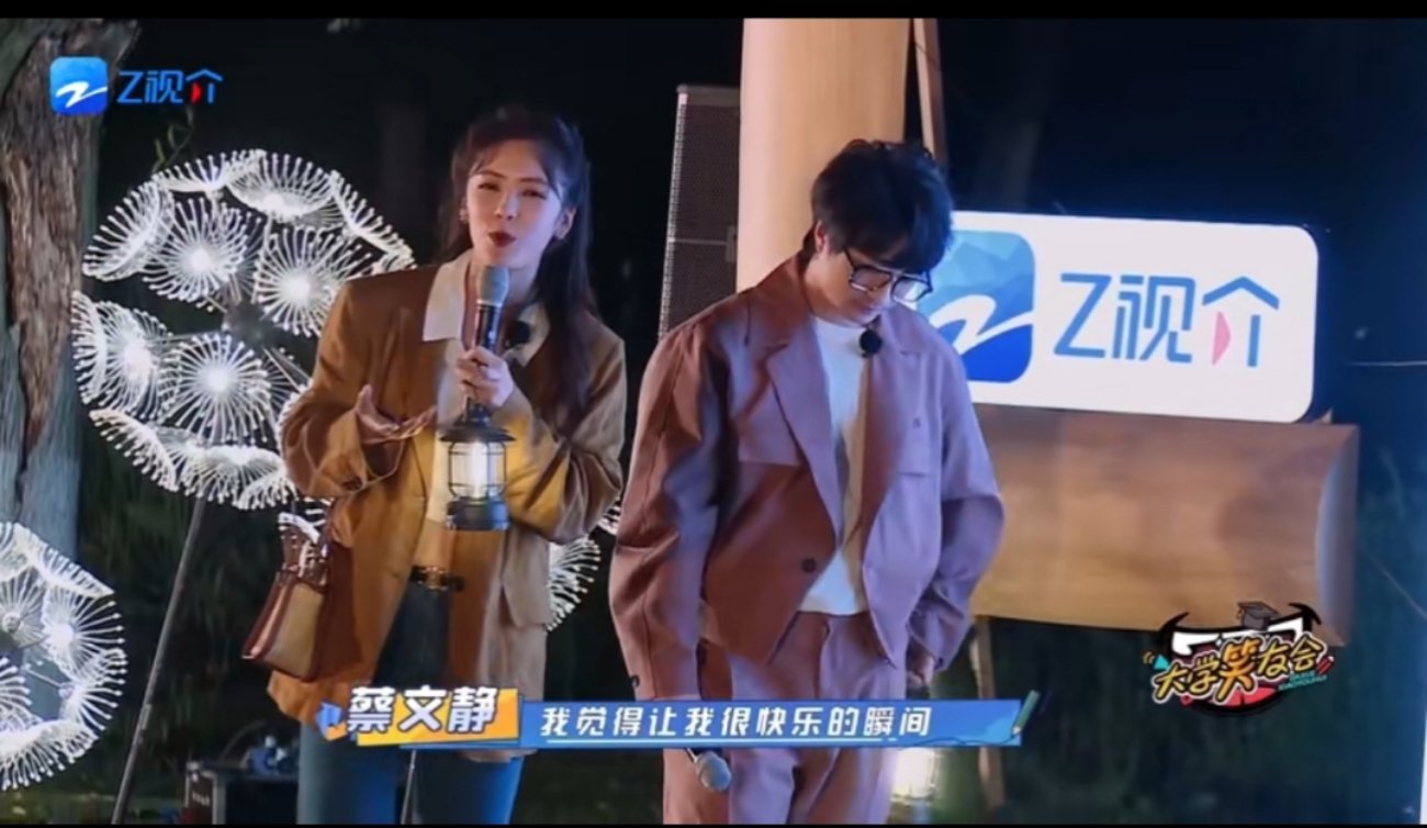 #蔡文静希望大学生保持热爱# 蔡文静真的很热爱大学的生活！因为大学的生活真的能给