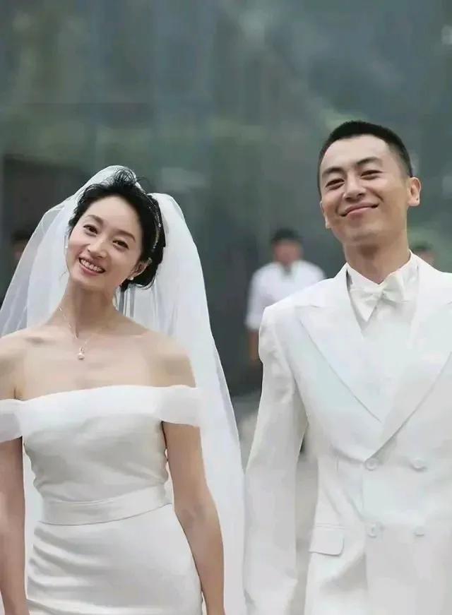 天啊，娱乐圈这颗重磅炸弹可炸开了锅！
传闻朱亚文离婚了？消息一出，众网友都说，还