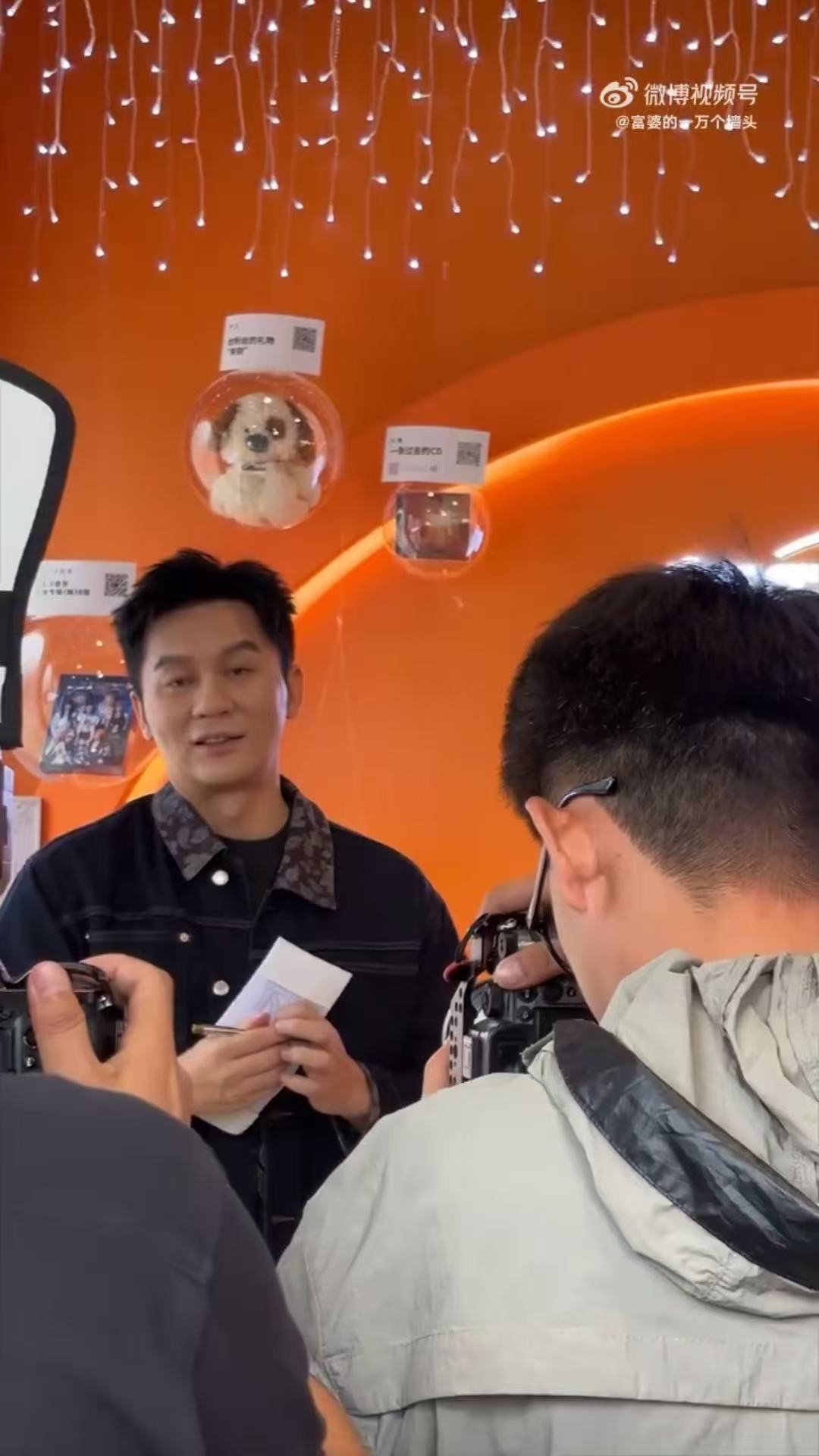 李晨给现场观众送跑男名牌 李晨成都的线下活动好让人向往，回答问题就能拿到他亲手送