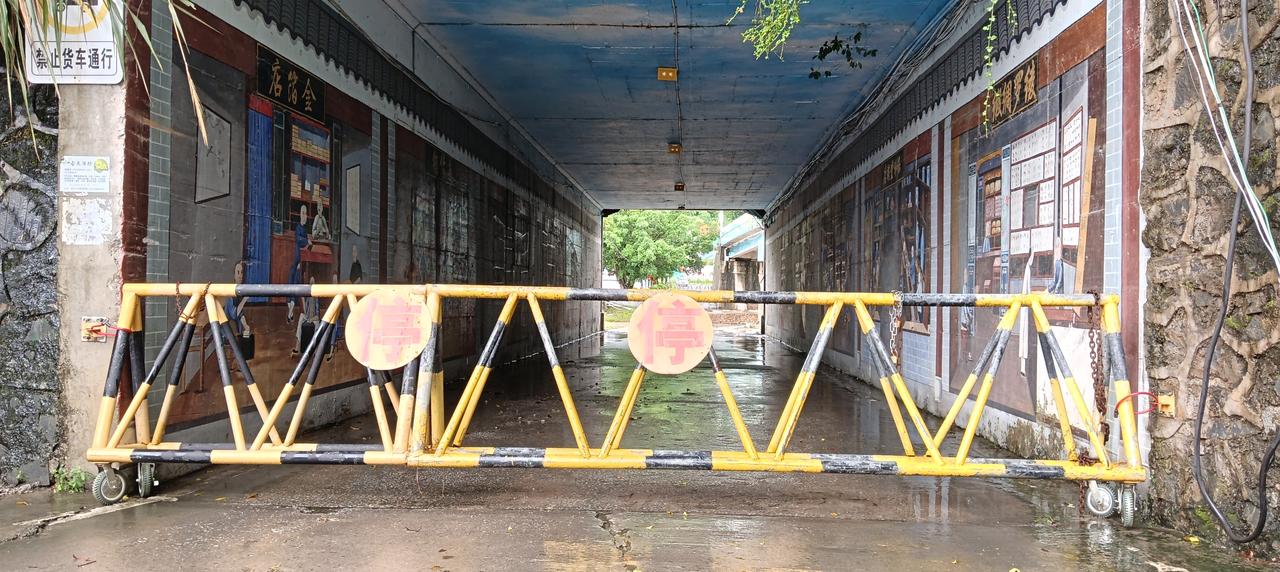 漳州市长泰区石横村——连连下了几天暴雨，山洪暴发，河床暴涨，早期修建的石横过水桥