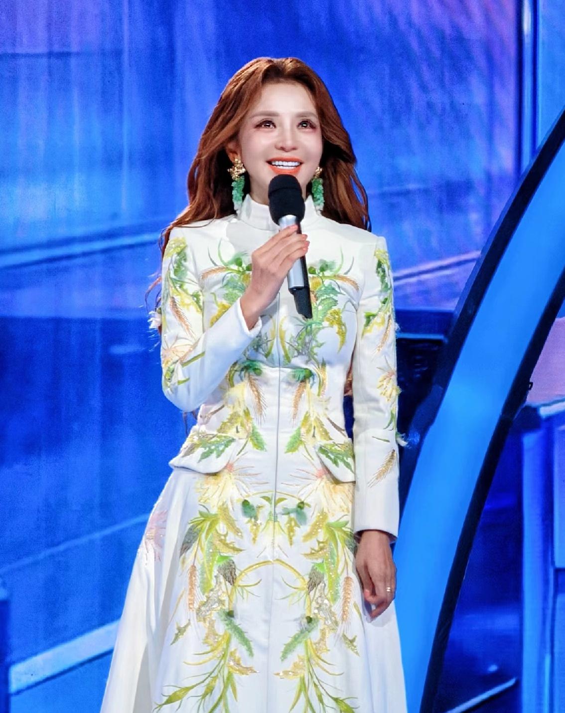 央视跨年晚会主持人朱迅，
眼睛一直往上看的原因找到了，
不是因为她不舒服，而是因