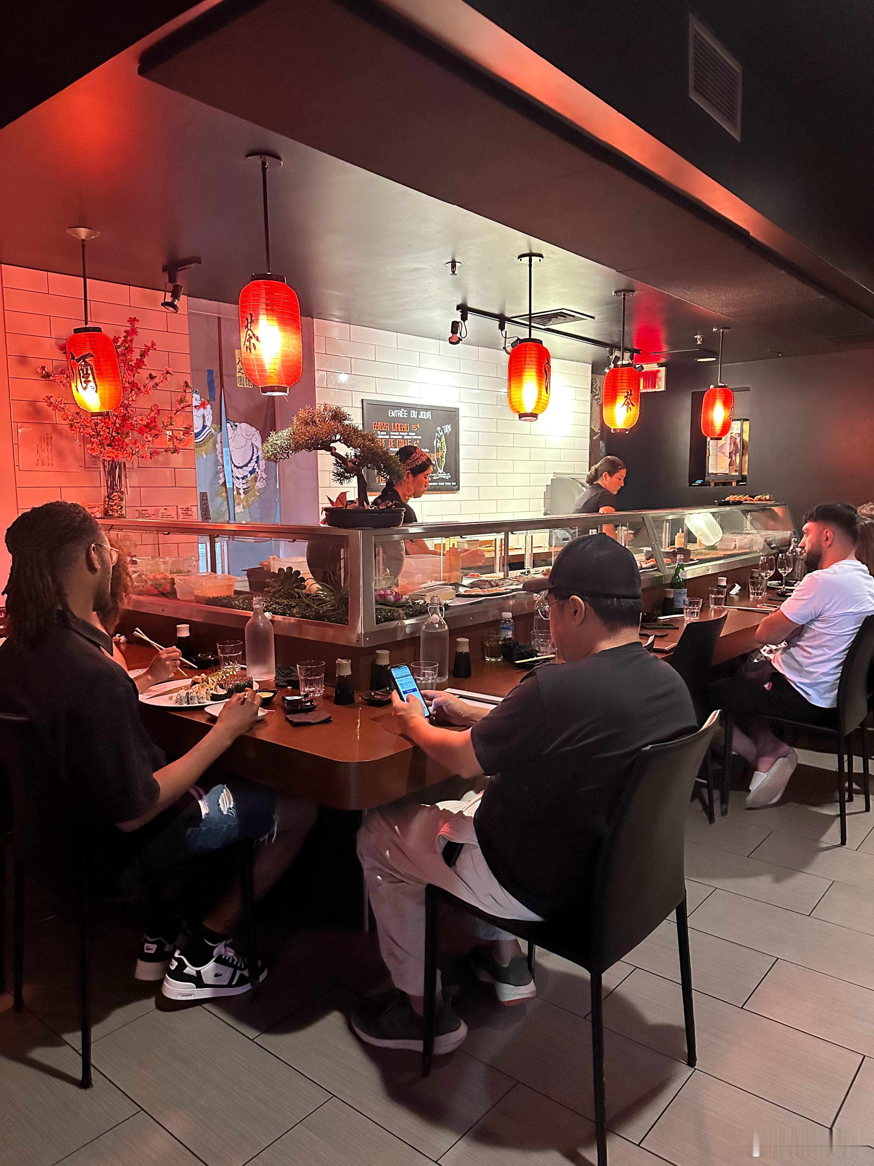 晚上，和自己喜欢的人，一起去了一家日本料理店，这家店是纯日本人开的，就两个女生在