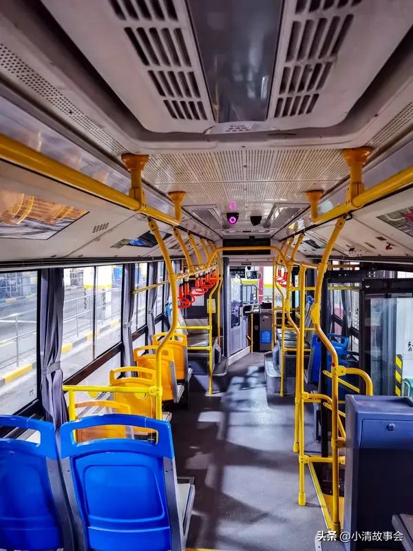 “在公交车，该给老人让座吗”这事儿争议挺大。有人觉得该，尊老爱幼是传统美德；也有