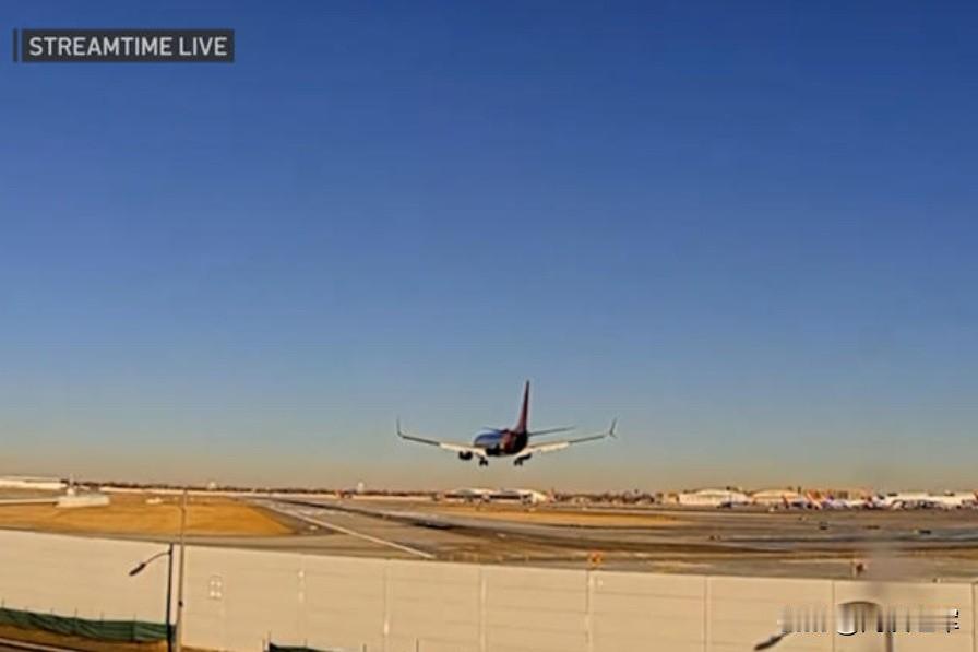 美一客机与直升机险些相撞。在美国如果听不到飞机相撞还是飞机出事事故感觉少了一点什