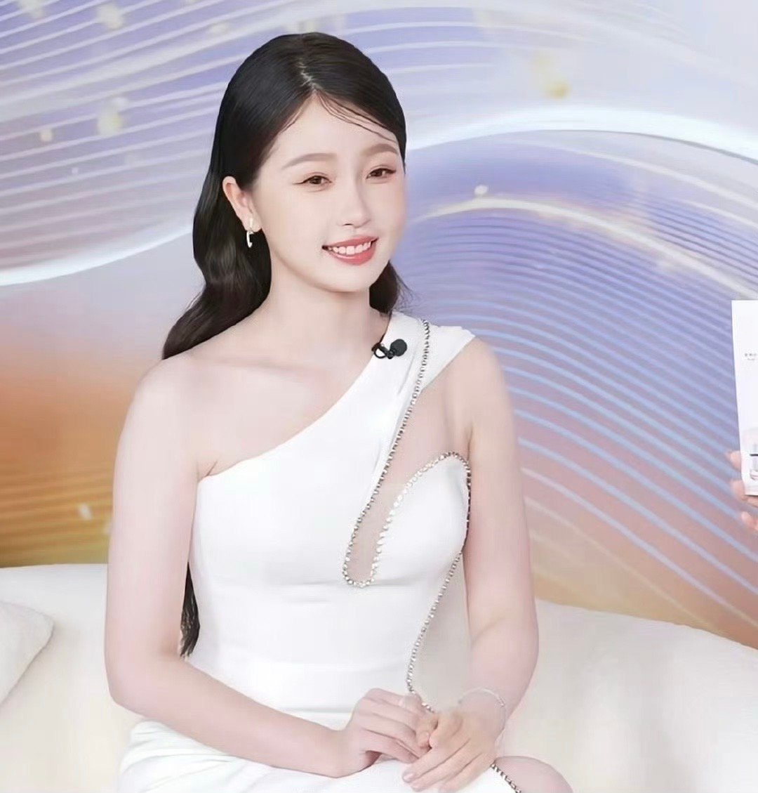 虞书欣今日的直播截图，怎么感觉美女胖了好多？脸都圆了一圈…… ​​​