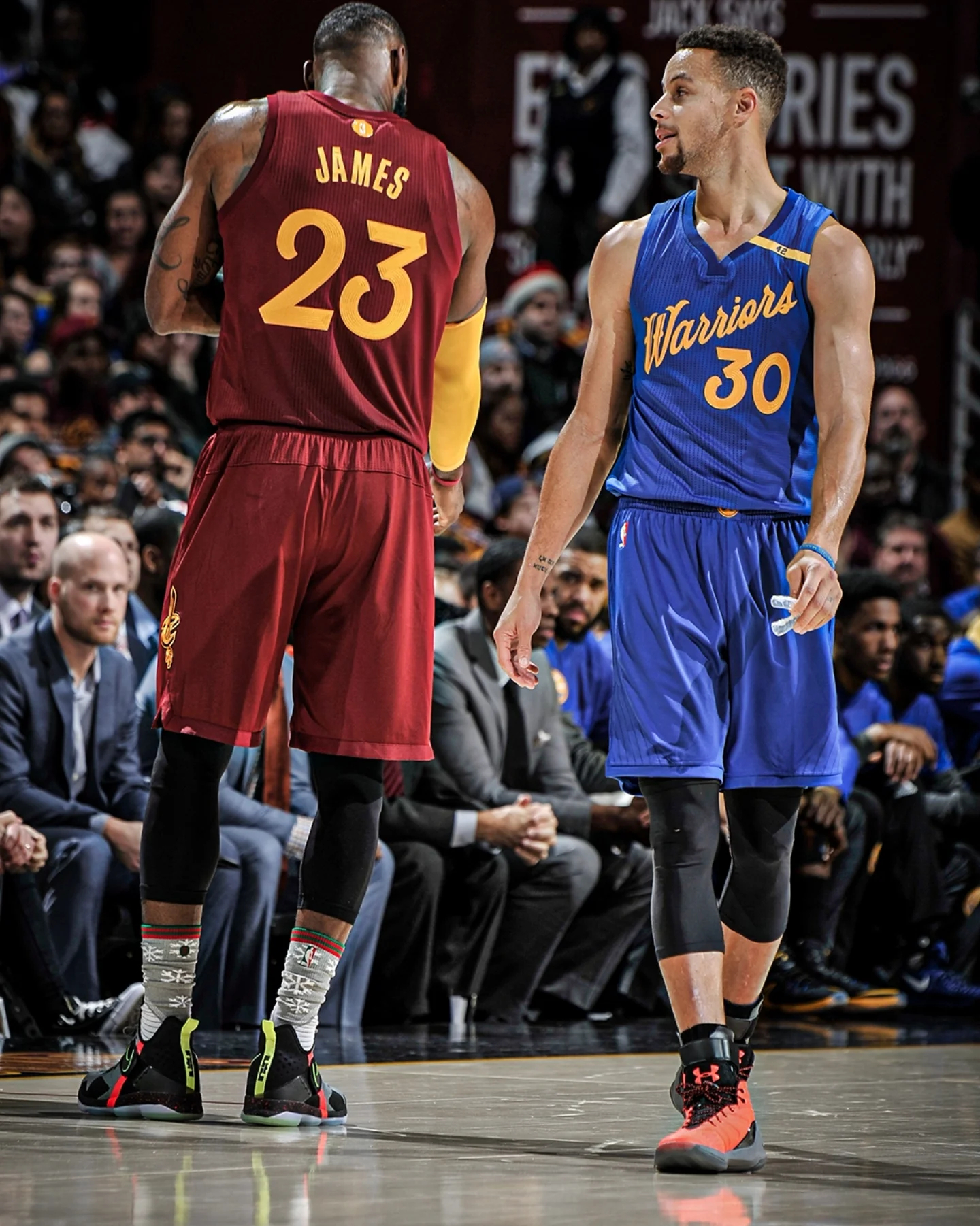 库里分享自己的圣诞比赛图集配文：能在圣诞日比赛总是一份恩赐，这些年来留下了太多美