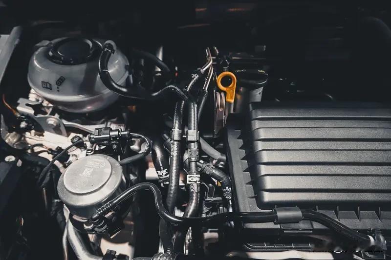 五菱星光560这三种动力形式各有千秋。纯燃油动力，像燃油1.5TCVT精英型和燃