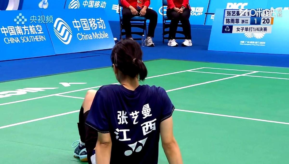 “17平后，她只要再错一次，比赛就完了。”

张艺曼还是把球挑出了界，18:17