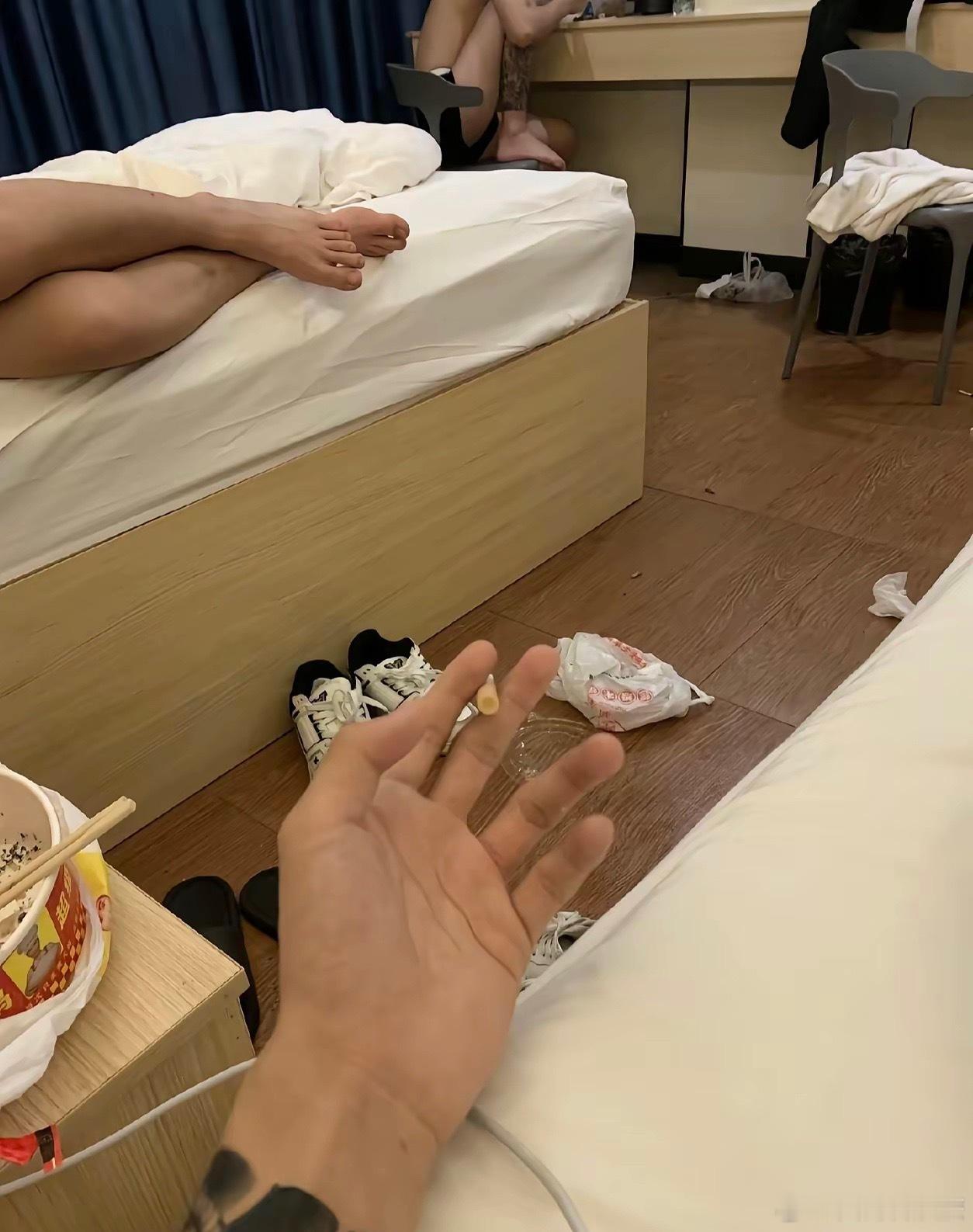 弟弟在酒店干嘛呢？这到底是几个人啊？ 