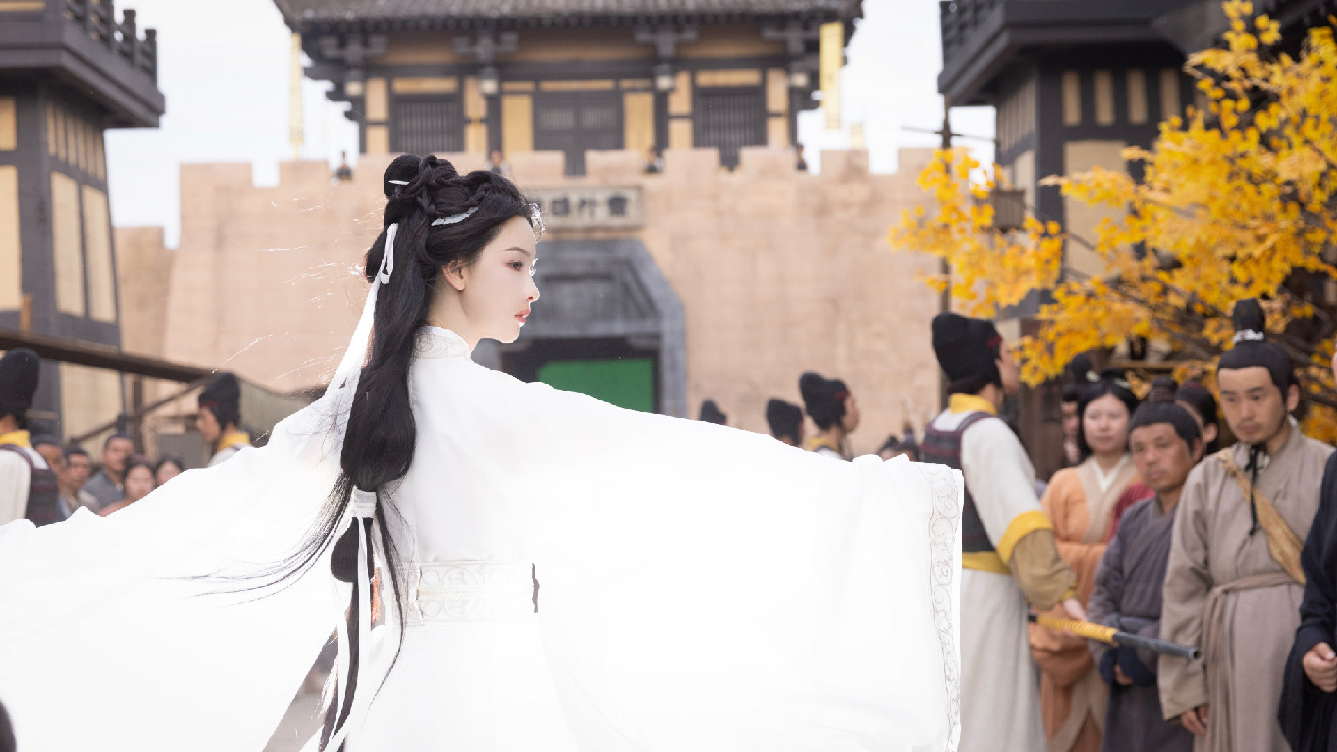 陈都灵白衣完全是仙女陈都灵白素衣越素越美 翘楚褪去华丽装扮，一袭白衣上身，陈都灵