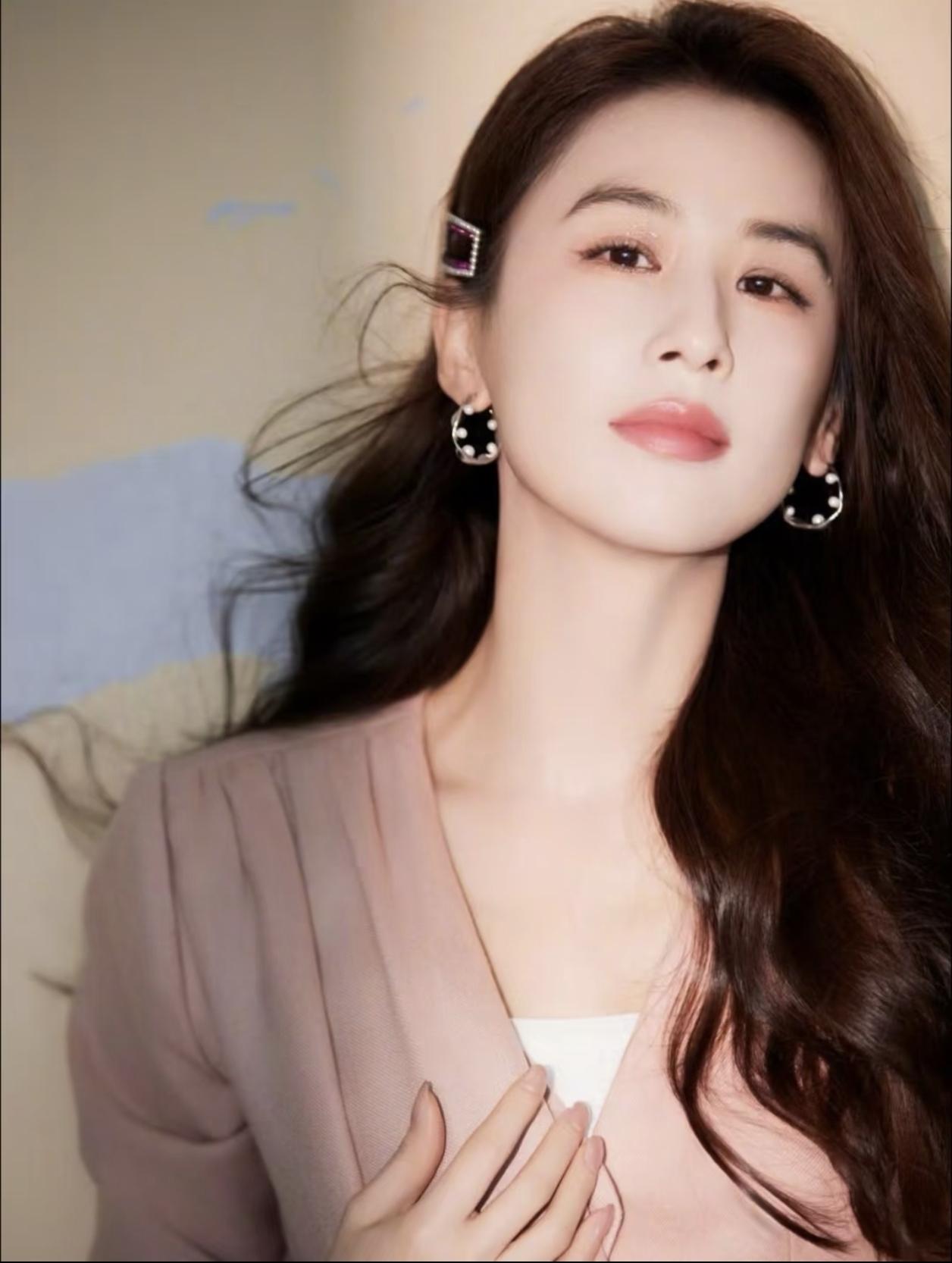 现在看来，
黄圣依离开杨子之后，
才是她人生开挂的开始！毕竟她现在可以真真正正做