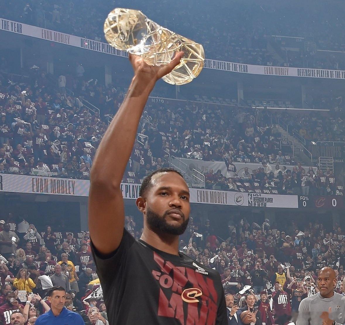 NBA 去年的年度最佳防守球员得主埃文·莫布里，今年竟然一票未得文班亚马最佳防守