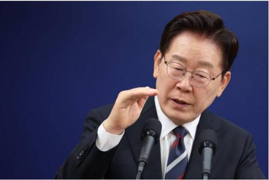 李在明露出凶狠獠牙，要对中国渔民下狠手，暴力执法惨案历历在目。6月24日，韩国总