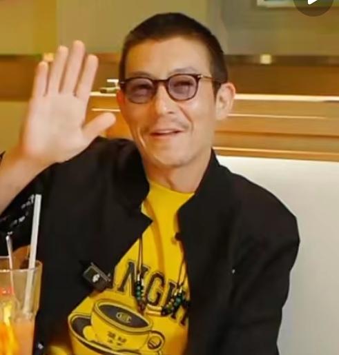 大家看看陈冠希是不是又帅回来了。小平头黑头发，戴着太阳镜酷毙了。

感觉陈冠希这