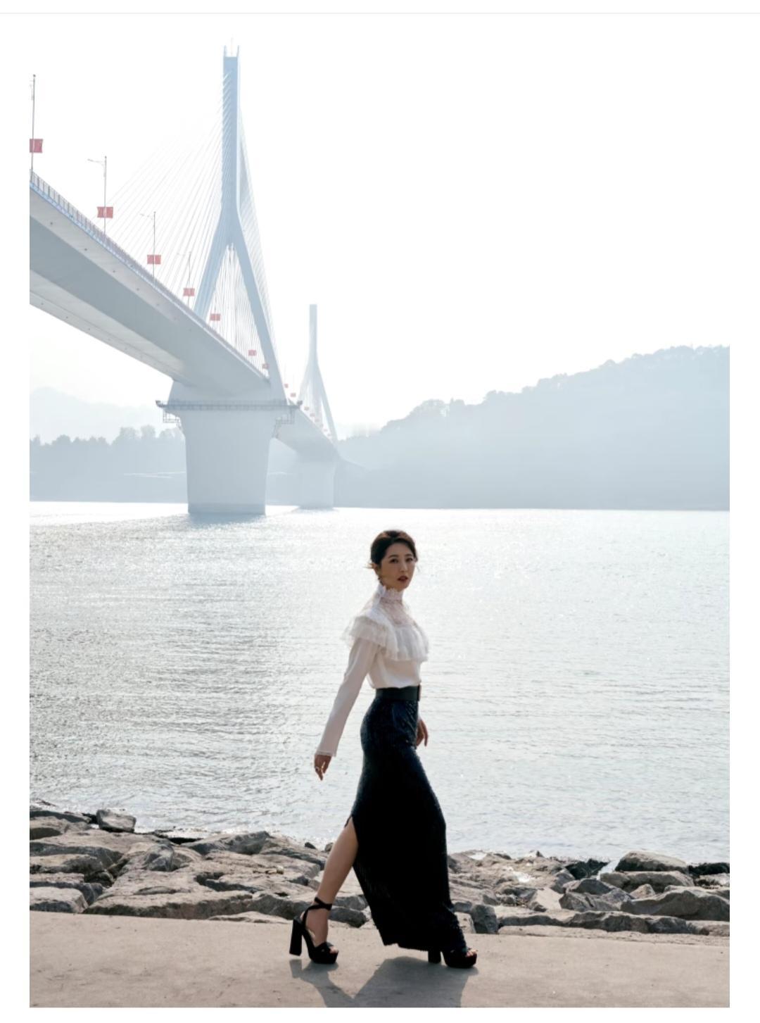 曾黎，是鞋跟粗还是腿太细？