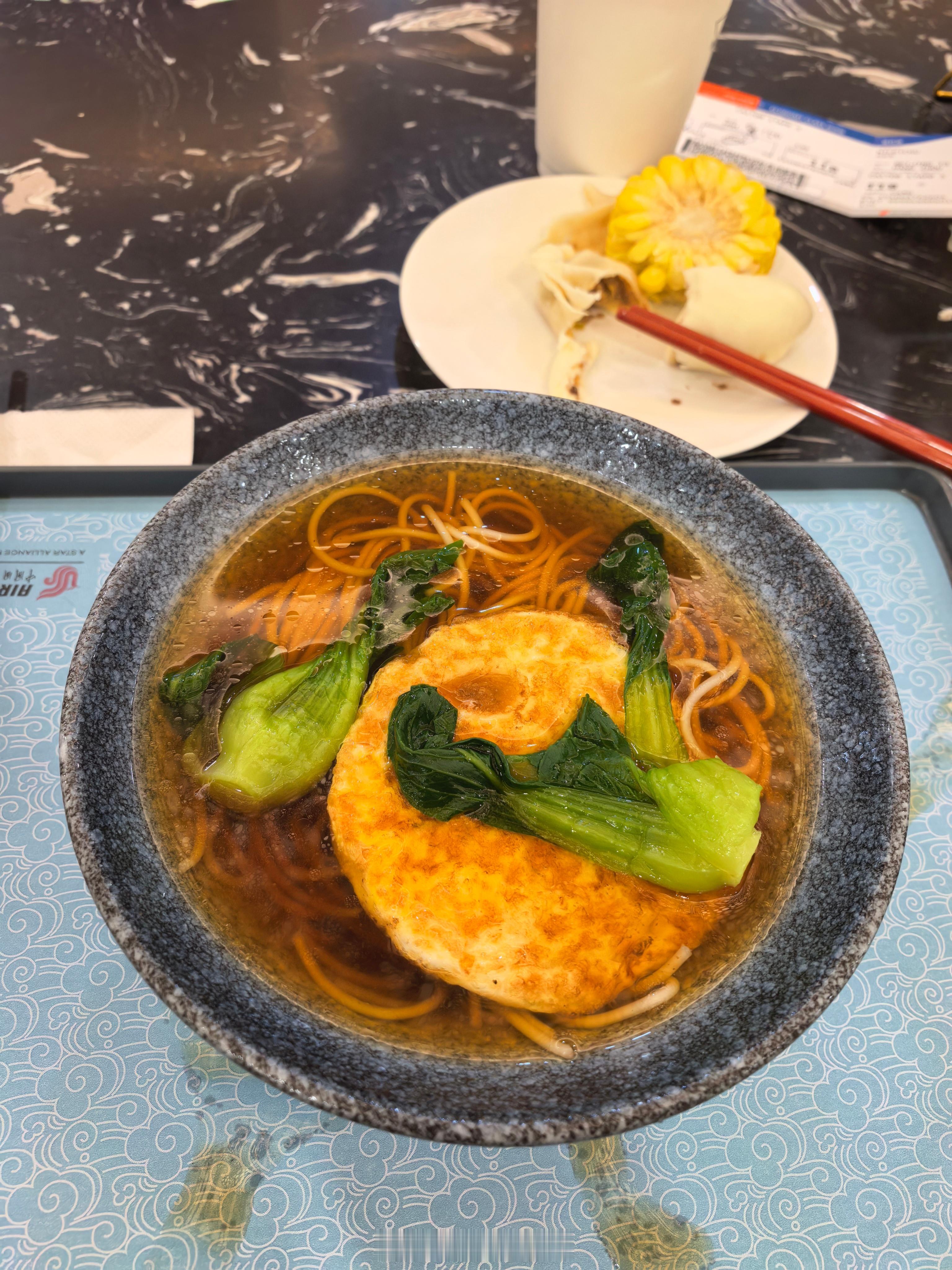 北京 国航白金卡休息室的餐食 我个人觉得有点太敷衍了吧…热水里加点酱油，把提前准