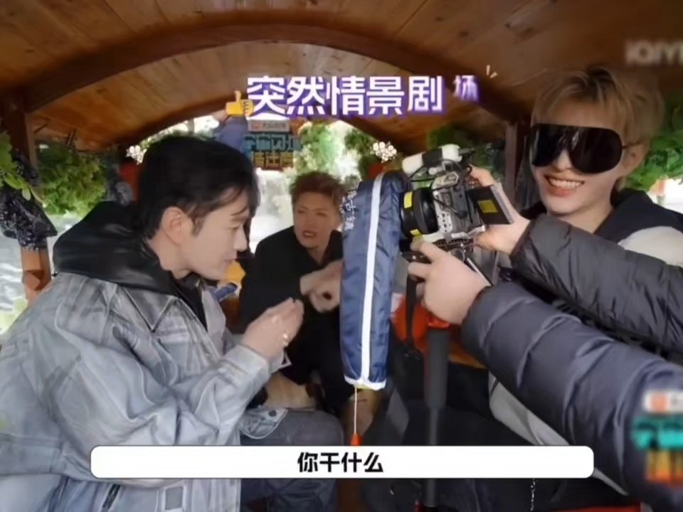 黄晓明摸范丞丞手摸了4分钟宇宙闪烁请注意黄晓明对范丞丞的手是真爱吧？足足摸了四分