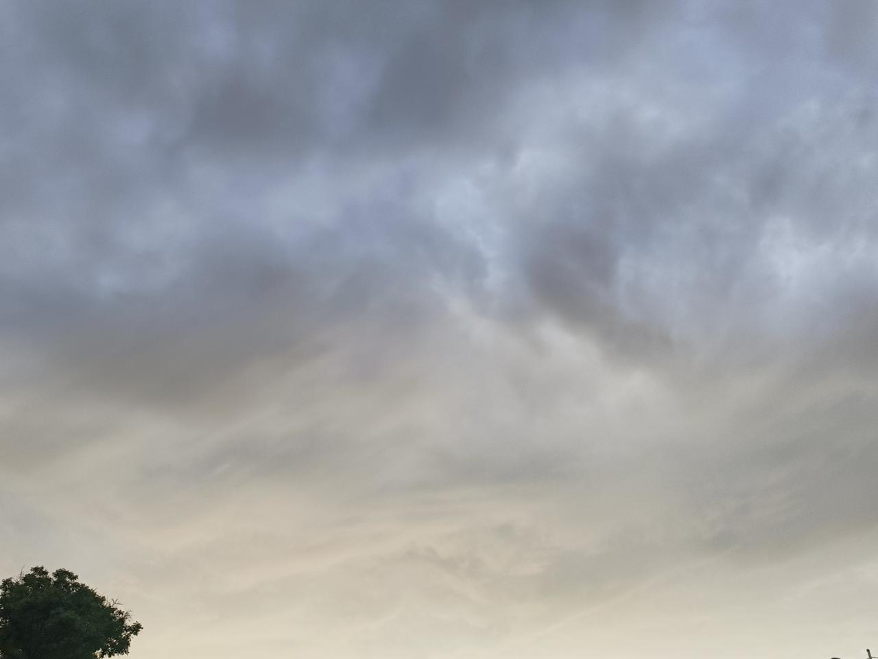 漫天阴云漫过夏日晴空，温度平和微凉，恰似心底那份说不清的平静与怅然。