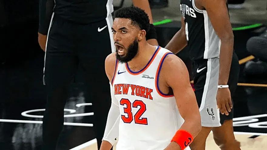 NBA总决赛第二场，马刺对阵尼克斯的比赛正在进行中。第三节比赛中，唐斯进攻回合卡