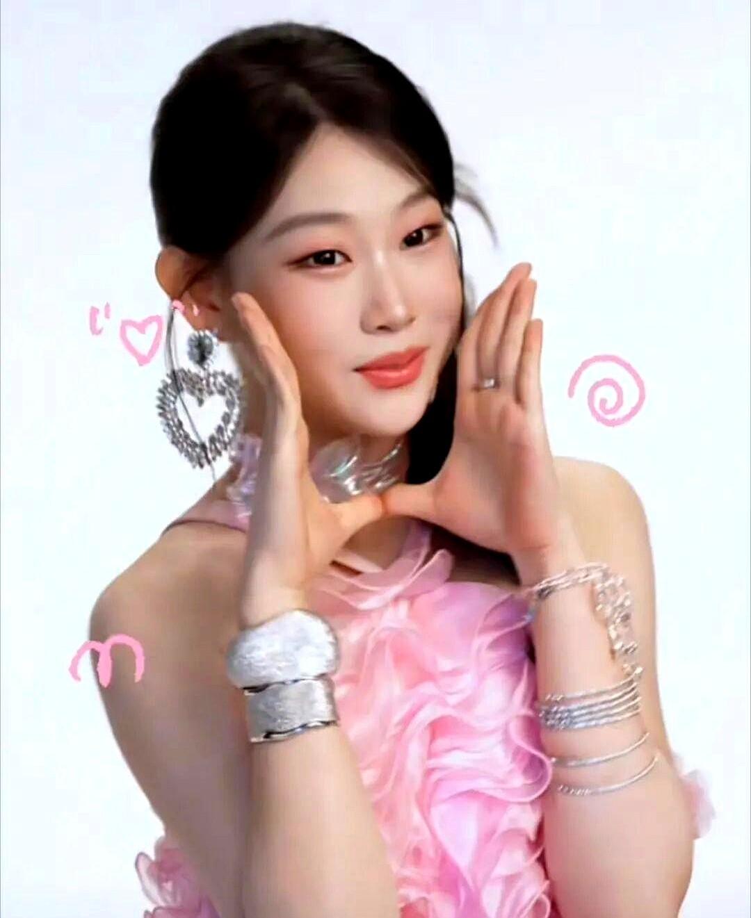 小沈阳女儿演出那事儿，真挺戳人的。

他先是托举女儿撑场面，完了没抢C位，甘当人