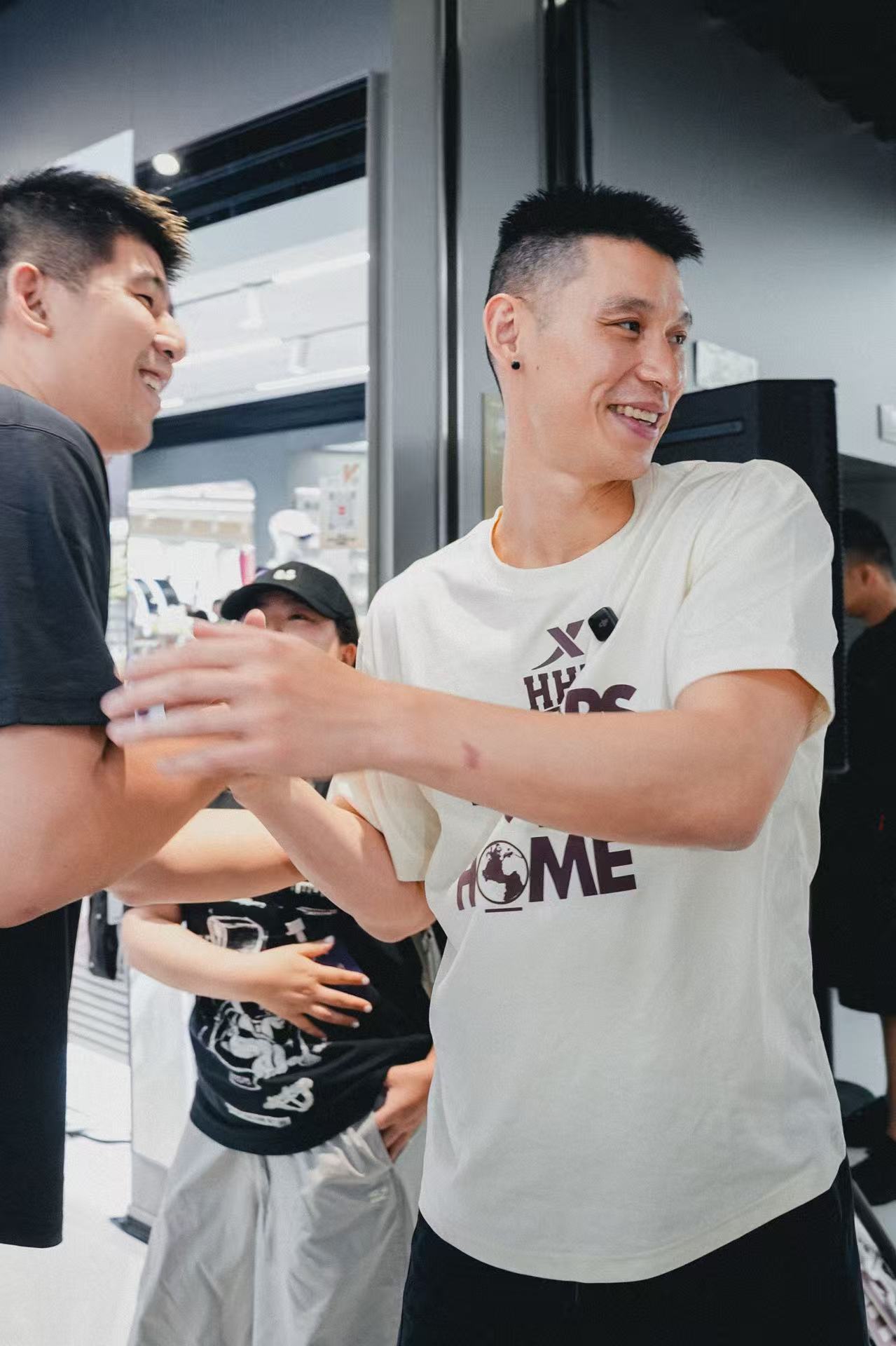 林书豪向厦门的朋友们问好林书豪在厦门发福利了谁能拒绝特步代言人林书豪！现身特步厦
